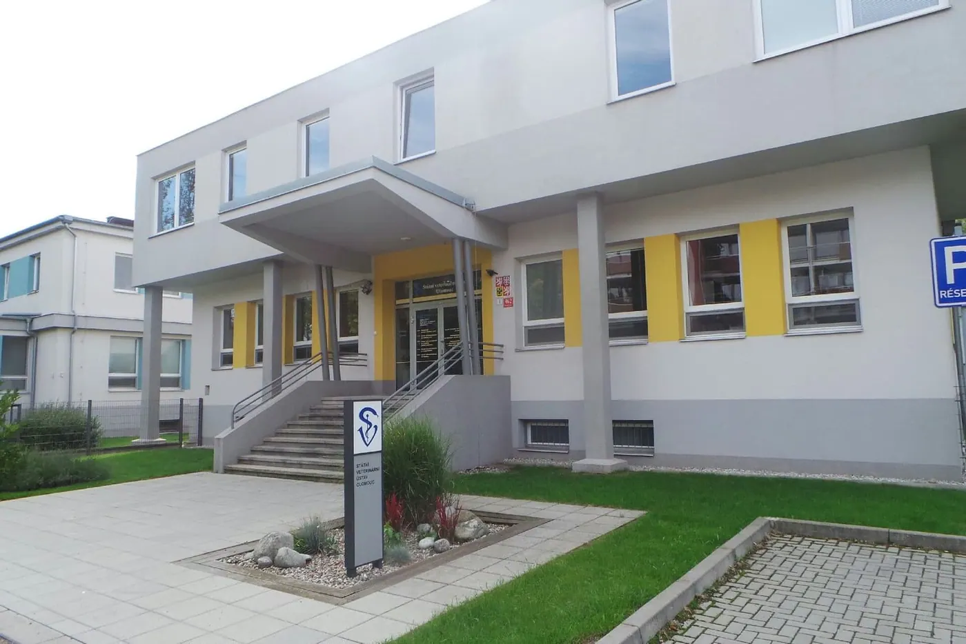Vstup do budovy Státního veterinárního ústavu Olomouc se žlutými rámy oken